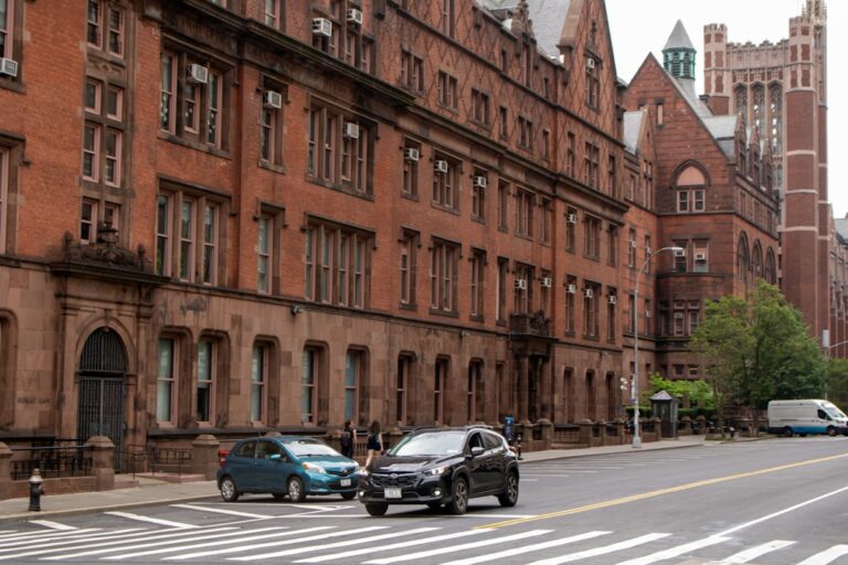 A city street with cars parked on the side of it